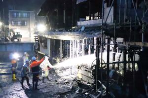 住宅が全焼し、１人の遺体が見つかった火災現場＝１０日午前５時前、十日町市川治
