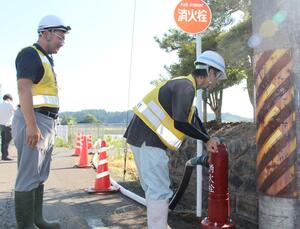 農業用水に活用するため、消火栓を開ける市職員ら=25日、五泉市村松