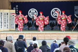毎年9月に綾子舞会館での現地公開が行われる民俗芸能「綾子舞」=2024年9月、柏崎市女谷