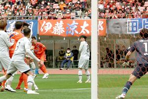 後半2分、FKを直接決めて1-2