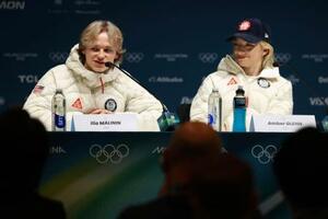 　記者会見するフィギュアスケート米国代表のイリア・マリニン（左）とアンバー・グレン＝４日、イタリア・ミラノ（共同）