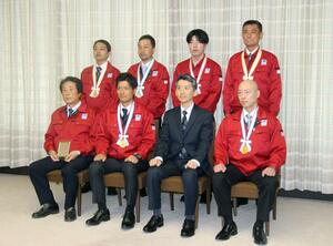 技能グランプリの成績を鈴木康之副知事（前列右から２人目）に報告した入賞者ら＝２６日、県庁