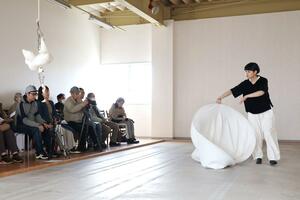 ダンサーの丹羽洋子さんが美術作品を用いて表現した公演=柏崎市穂波町1