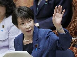 衆院予算委で答弁のため挙手する高市首相＝３月１２日