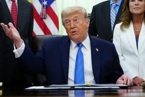 米ホワイトハウスで発言するトランプ大統領=10日(AP=共同)