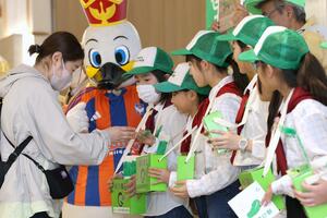 胎内市緑の少年団が「緑の募金」への協力を呼びかけた=2日、JR新潟駅