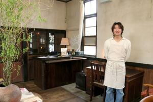 旧七谷郵便局舎にカフェを開いた御手洗智一さん＝加茂市黒水