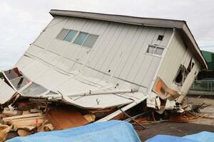 1階部分が倒壊した建物=19日午後、茨城県つくば市