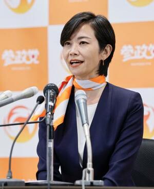 比例代表で当選を決め、記者会見する参政党の梅村みずほ氏=20日夜、東京都新宿区