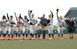 第153回北信越高校野球大会決勝で史上初の県勢対決を制し、喜ぶ帝京長岡の選手=19日、富山市民球場