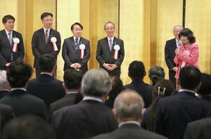  片山さつき財務相（右）から「大変なご決断をされた」と水を向けられ、苦笑いする花角英世知事（中央）＝２２日、新潟市中央区