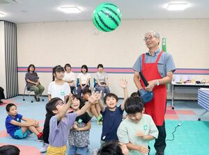 サイエンスショーを楽しむ子どもたち=上越市八千浦の上越火力発電所