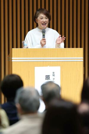 2度のがんの診断や治療の経験について語る俳優の原千晶さん=25日、新潟市中央区万代3