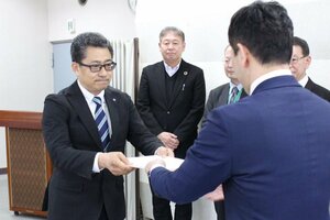 宮崎悦男市長(右)に答申書を手渡す総合計画審議会の樋口秀会長=小千谷市役所