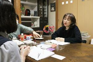 避難者との交流で談笑するＮＰＯ法人「スマイルサポート新潟」の根本久美子さん＝新潟市北区