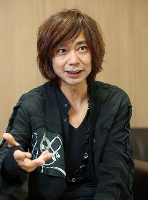 「登場人物の感情に寄り添って愛情を注ぐように曲にした」と話す遠藤征志さん=新潟市中央区の新潟日報メディアシップ