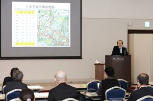 中越地震で被災した小千谷市塩谷集落の復興過程を説明する渥美公秀教授=新潟市中央区笹口1