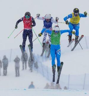 　男子スキークロス決勝　滑走する古野慧（左端）＝リビーニョ（共同）