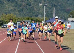 たすきをつなぎ、周回数を競った新潟日報杯争奪津南町駅伝大会=津南町下船渡