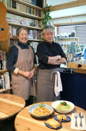 高千カフェを営む平田純一さん(右)と和子さん夫妻。子どもが喜びそうなパフェやクリームソーダも用意する=佐渡市北川内