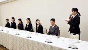 生命保険協会から支援を受けた奨学生らの交流会＝２３日、新潟市中央区