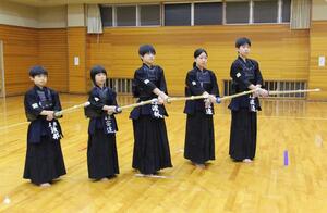 全国大会に向けて練習する(左から)渡部大和さん、安達月香さん、渡部龍ノ助さん、渡邉縁さん、渡邉泰知さん=五泉市総合会館各技館