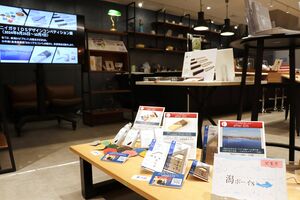 過去の受賞10品を展示している「ニイガタIDSデザインコンペティション展」=JR新潟駅