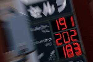 　福岡市のセルフ式ガソリンスタンドの価格表示。レギュラーガソリンは１リットル当たり１９１円だった＝１８日午後