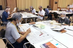 中越地震で被災した古文書を読み込む資料整理ボランティア=長岡市長倉西町