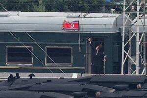 中国・北京に到着した北朝鮮の金正恩朝鮮労働党総書記を乗せたとみられる列車=2日(ロイター=共同)