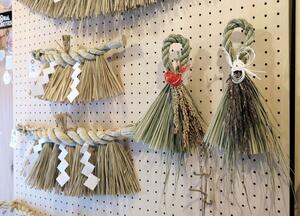 
原田さんが手がけたしめ縄とわら細工
