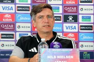 記者会見するサッカー女子日本代表のニールセン監督=9日、パース(共同)