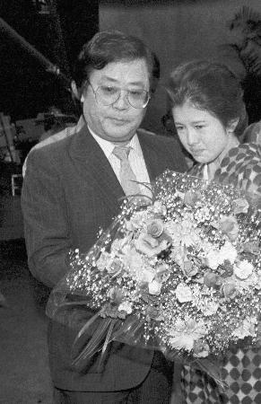 1985年9月、NHK連続テレビ小説「澪つくし」の撮影が終了し、主演の沢口靖子さん(右)に花束を渡すジェームス三木さん=東京都渋谷区