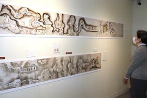佐渡金山の内部を描いた絵巻物などが並ぶ会場=新潟市中央区旭町通2番町
