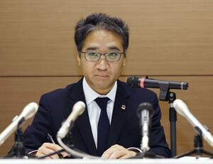 三幸製菓の工場火災を受け会見する佐藤元保CEO=2022年5月、新潟市北区の三幸製菓本社