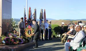 8月7日、ソロモン諸島ホニアラで行われたガダルカナル島の戦いの米国主催の慰霊式で、献花する鬼木誠防衛副大臣(共同)