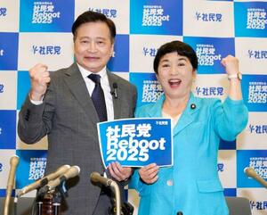 参院選比例代表に社民党公認で立候補すると表明したラサール石井氏。右は福島党首=30日午後、国会