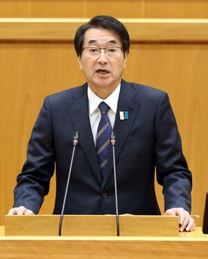 新潟市議会本会議に出席した中原八一・新潟市長=12月3日