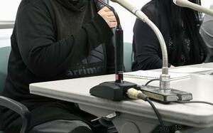性別変更の外観要件を「違憲で無効」とした札幌家裁の判断を受け、記者会見する申立人=30日午後、札幌市中央区