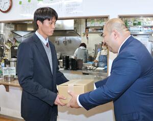 山崎醸造のみそを受け取る帝京長岡高校男子サッカー部のメンバー＝長岡市住吉３