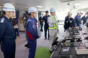 佐渡汽船「ときわ丸」の救命設備などを確認した安全総点検＝新潟市中央区