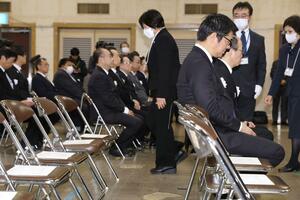 韓国側が「佐渡島の金山」追悼式の参加を見送り、会場は空席が目立った=11月24日、佐渡市