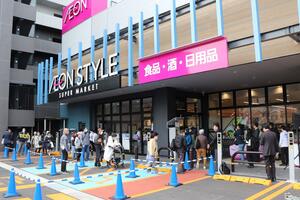 開店とともに次々と客が訪れたイオンスタイル白山浦=3月27日、新潟市中央区