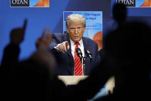 　昨年６月、オランダ・ハーグで開かれたＮＡＴＯ首脳会議の記者会見で質問を受けるトランプ米大統領（ゲッティ＝共同）