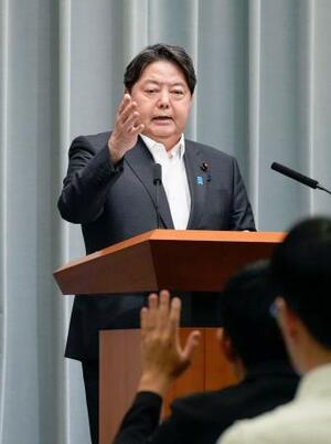 記者会見する林官房長官=25日午後、首相官邸