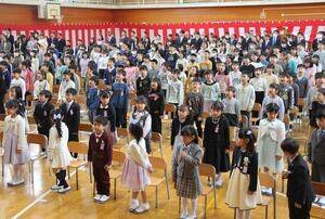開校した三和小の入学式で新しい校歌を斉唱する児童=9日、上越市三和区