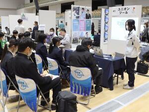 地元企業の魅力を知ってもらう目的で開かれたイベント=長岡市大手通1