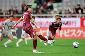 神戸―清水 後半、チーム2点目となるPKを決める神戸・扇原=ノエスタ