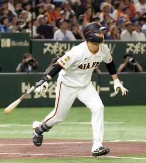 2回巨人無死、中山が右越えに決勝打となる先制ソロを放つ=東京ドーム