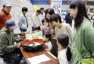 JAえちご中越の農業まつりが名前を「ワンジャーランドフェス」に変えて開かれた=長岡市千秋3のハイブ長岡